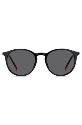 Black sunglasses with signature end-tips, Black