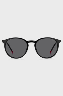 Black sunglasses with signature end-tips, Black