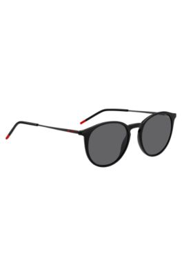 Black sunglasses with signature end-tips, Black