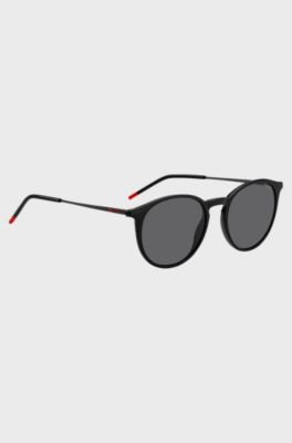 Black sunglasses with signature end-tips, Black