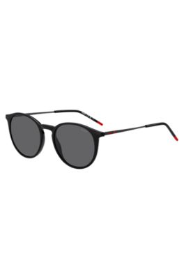 Black sunglasses with signature end-tips, Black