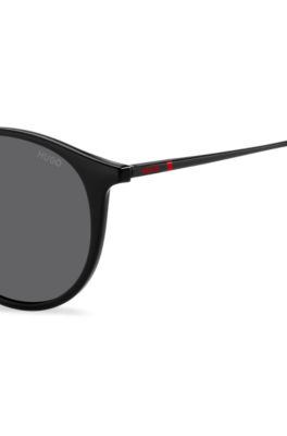 Black sunglasses with signature end-tips, Black