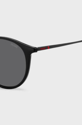 Black sunglasses with signature end-tips, Black
