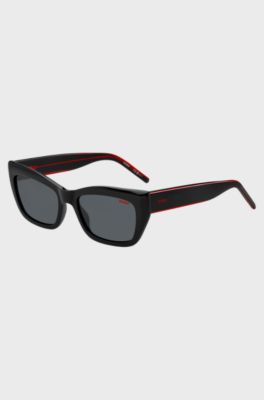 Gafas de sol de acetato negro con patillas dise&ntilde;adas a capas en el rojo de la marca, Negro