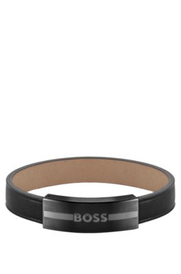 Bracelet en cuir avec plaquette en métal à logo émaillé