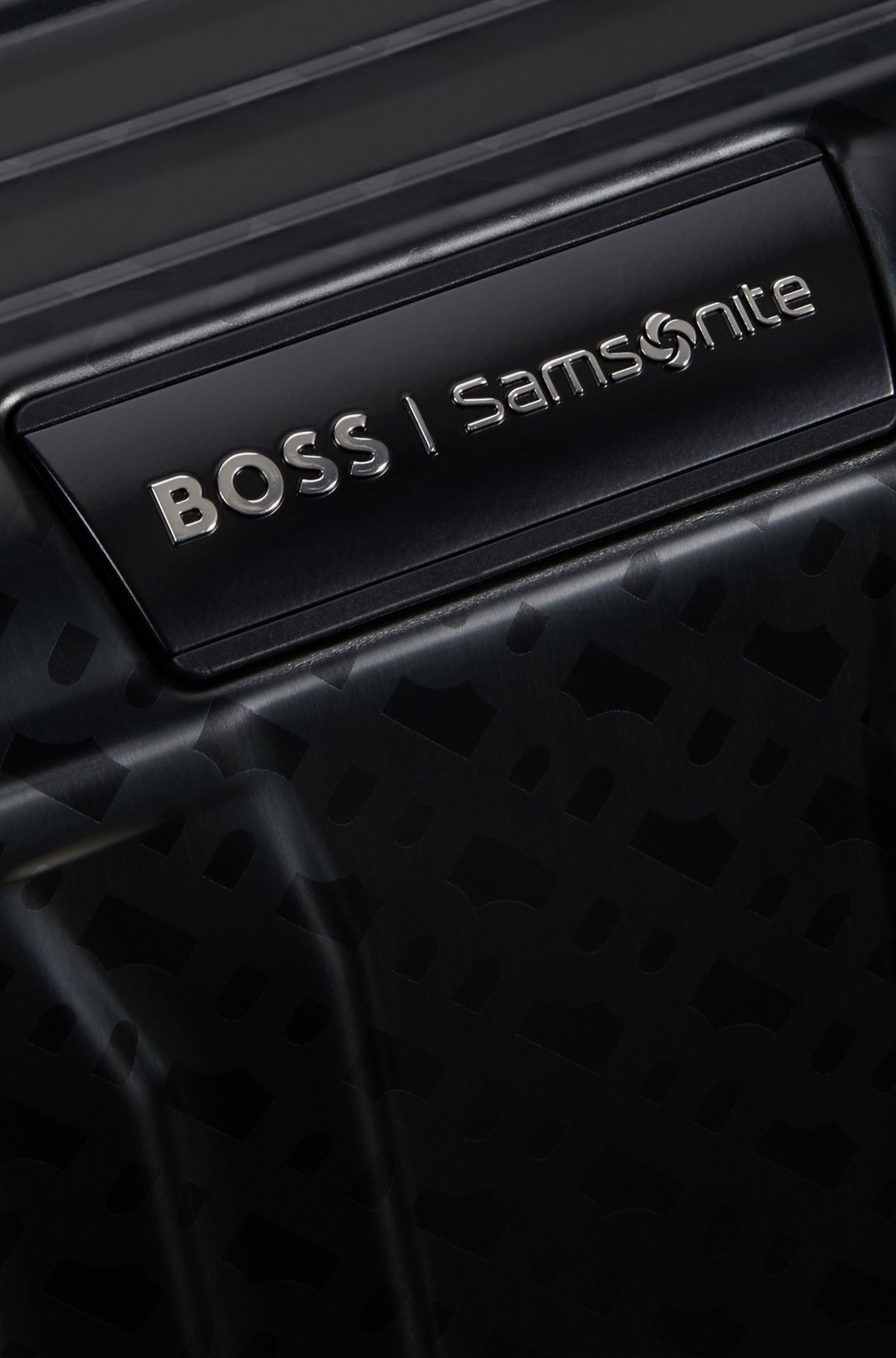 BOSS | Samsonite 아노다이즈 알루미늄 모노그램 체크인 수트케이스, 블랙