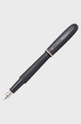 Penna stilografica con effetto spazzolato e anello centrale con righe tipiche del marchio, Grigio scuro