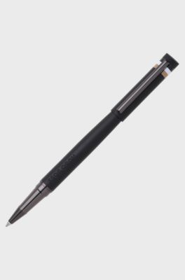 Bol&iacute;grafo de gel negro con detalle de logotipo y rayas de la marca en el capuch&oacute;n, Negro