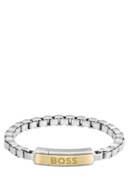 Bracelet chaîne argenté à maillons cubes et plaquette logotée dorée