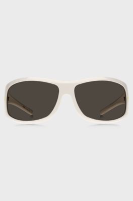 Lunettes de soleil blanches style masque avec garnitures en m&eacute;tal dor&eacute;, Blanc