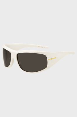 Gafas de sol blancas de estilo m&aacute;scara con detalles met&aacute;licos dorados, Blanco