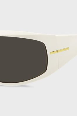 Gafas de sol blancas de estilo m&aacute;scara con detalles met&aacute;licos dorados, Blanco