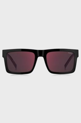 Lunettes de soleil noires avec d&eacute;tails rouges embl&eacute;matiques, Noir