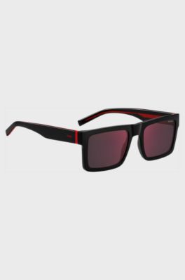 Lunettes de soleil noires avec d&eacute;tails rouges embl&eacute;matiques, Noir