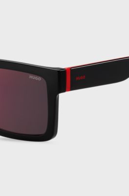 Lunettes de soleil noires avec d&eacute;tails rouges embl&eacute;matiques, Noir