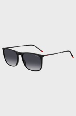 Black sunglasses with signature-red details, Black