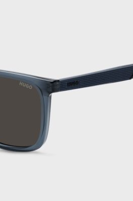 Blaue Sonnenbrille mit strukturiertem B&uuml;gel, Blau