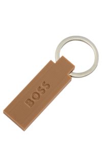 Portachiavi con logo in ottone e silicone color cammello, Marrone