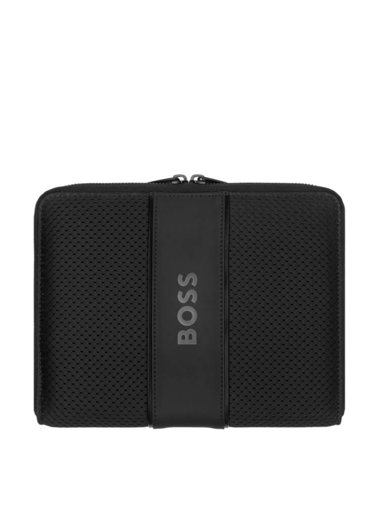 Artikel klicken und genauer betrachten! - Schwarze BOSS Konferenzmappe im DIN-A5-Format mit Reißverschluss. Das Accessoire aus unerwartetem Mesh ist mit einem gummierten Logo-Besatz versehen und wird in einer Geschenkbox geliefert. | im Online Shop kaufen
