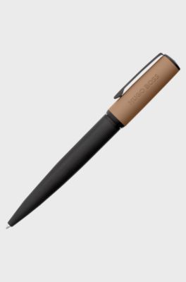 Penna a sfera con lavorazioni miste e cappuccio color cammello brandizzato, Nero