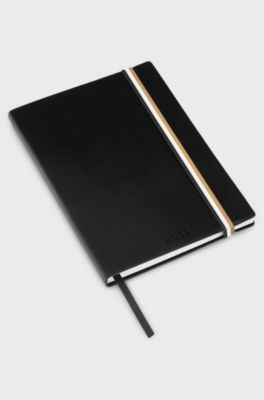 Carnet&nbsp;A5 en similicuir noir avec &eacute;lastique &agrave; rayures embl&eacute;matiques, Noir