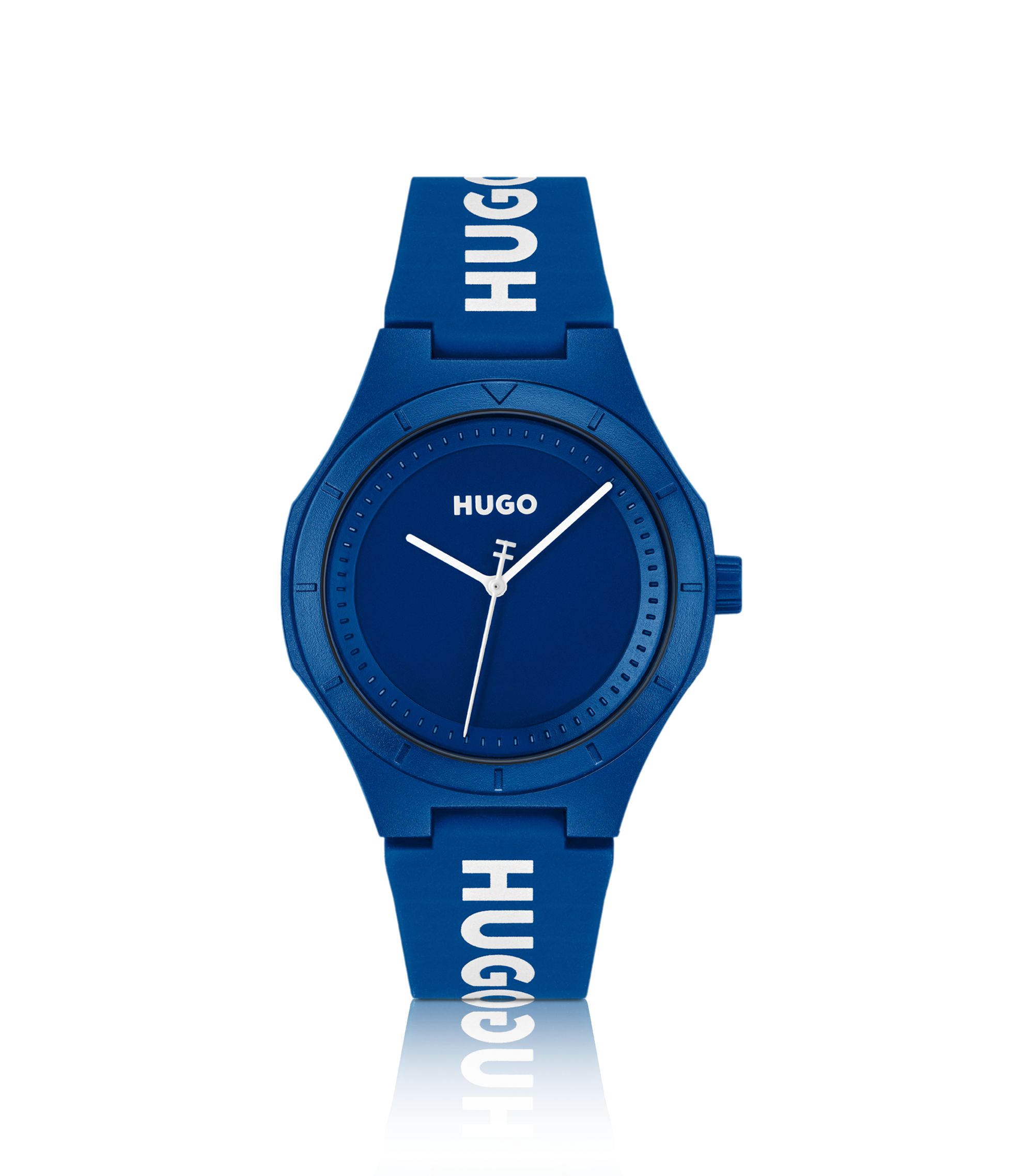 Blaue Uhr mit Logos auf dem Silikonarmband