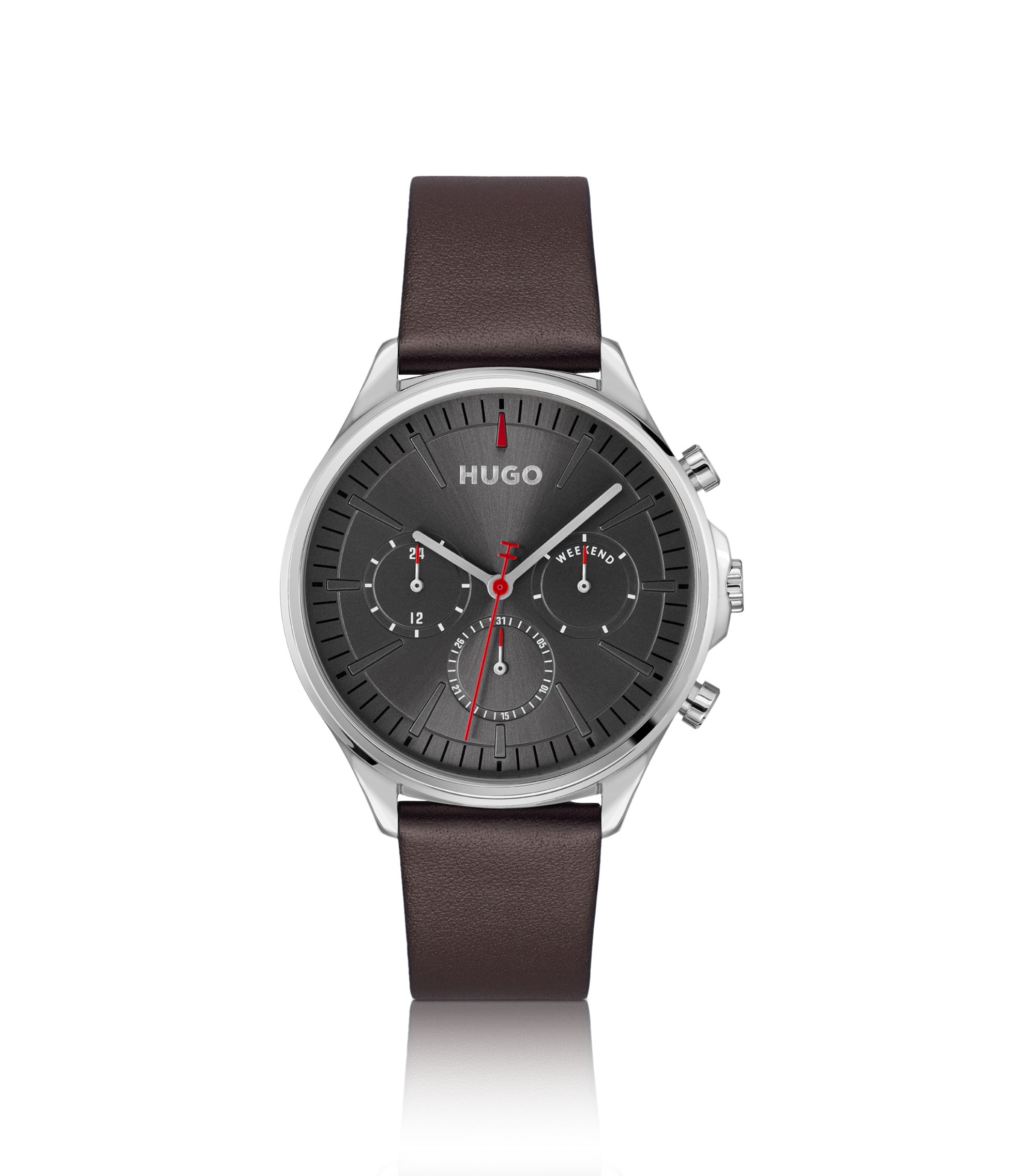 Silberfarbene Uhr mit braunem Lederarmband