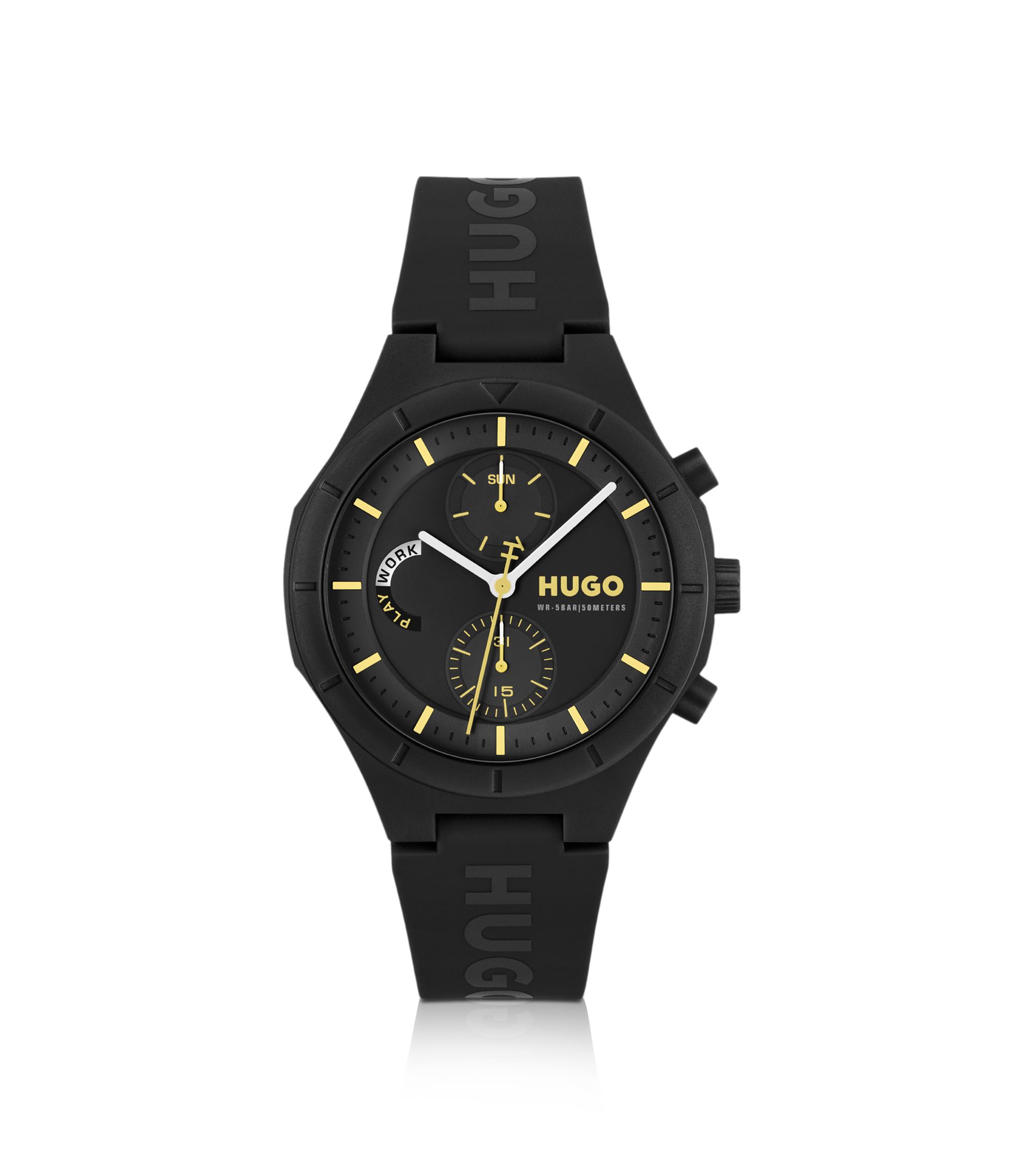 Schwarze Uhr mit Logos auf dem Silikonarmband