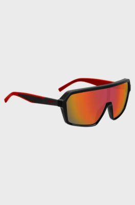 Sonnenbrille im Masken-Stil mit rot get&ouml;nten Gl&auml;sern, Schwarz