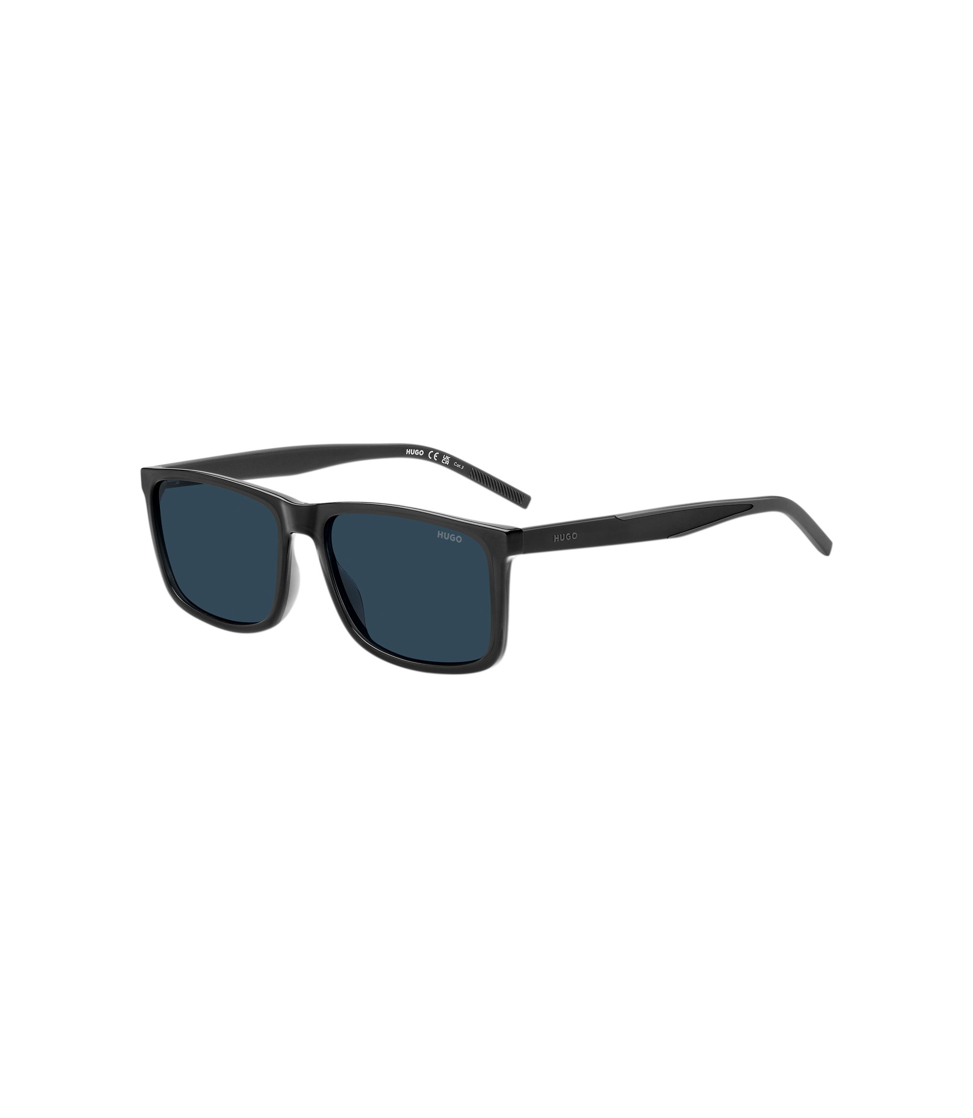 Schwarze Sonnenbrille mit blau getönten Gläsern