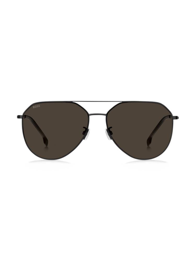 Artikel klicken und genauer betrachten! - Die schwarze BOSS Sonnenbrille ist aus Metall mit eleganten Scharnieren gefertigt und bietet einen minimalistischen Look für jeden Tag. Die Bügel aus Titan sind besonders leicht und flexibel. Doppelsteg. | im Online Shop kaufen