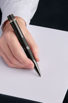 Stylo &agrave; bille avec corps textur&eacute; et anneau &agrave; rayures embl&eacute;matiques, Noir