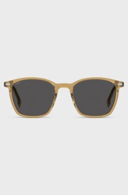 Transparente, beigefarbene Sonnenbrille mit grauen Gl&auml;sern, Beige