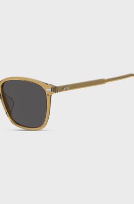Transparente, beigefarbene Sonnenbrille mit grauen Gl&auml;sern, Beige