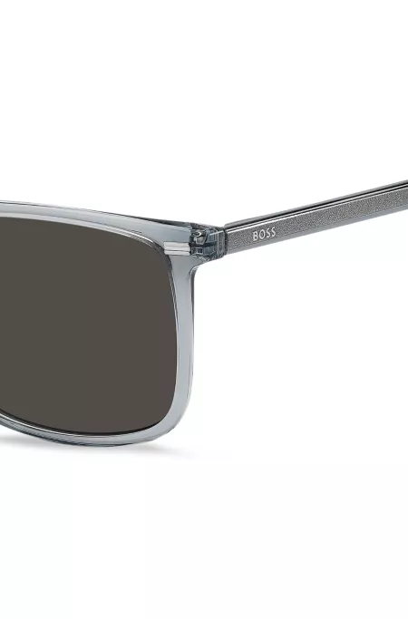 Transparent-blaue Sonnenbrille mit Logo auf den Bügeln
