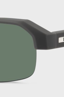 Graue Sonnenbrille mit Einsatz und Logo an den B&uuml;geln, Grau
