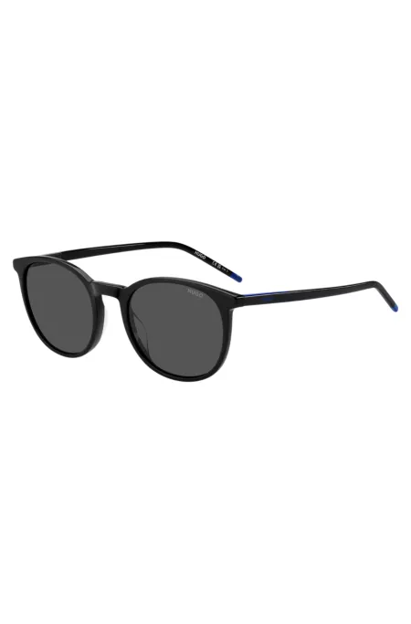 Sonnenbrille aus schwarzem Acetat mit blauem Logo