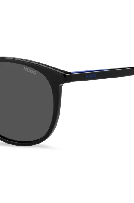 Sonnenbrille aus schwarzem Acetat mit blauem Logo