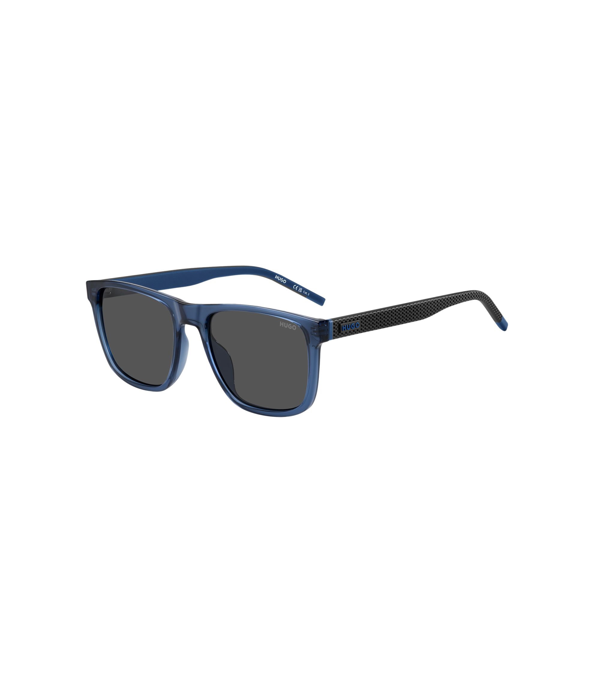Transparent-blaue Sonnenbrille mit gemusterten Bügeln