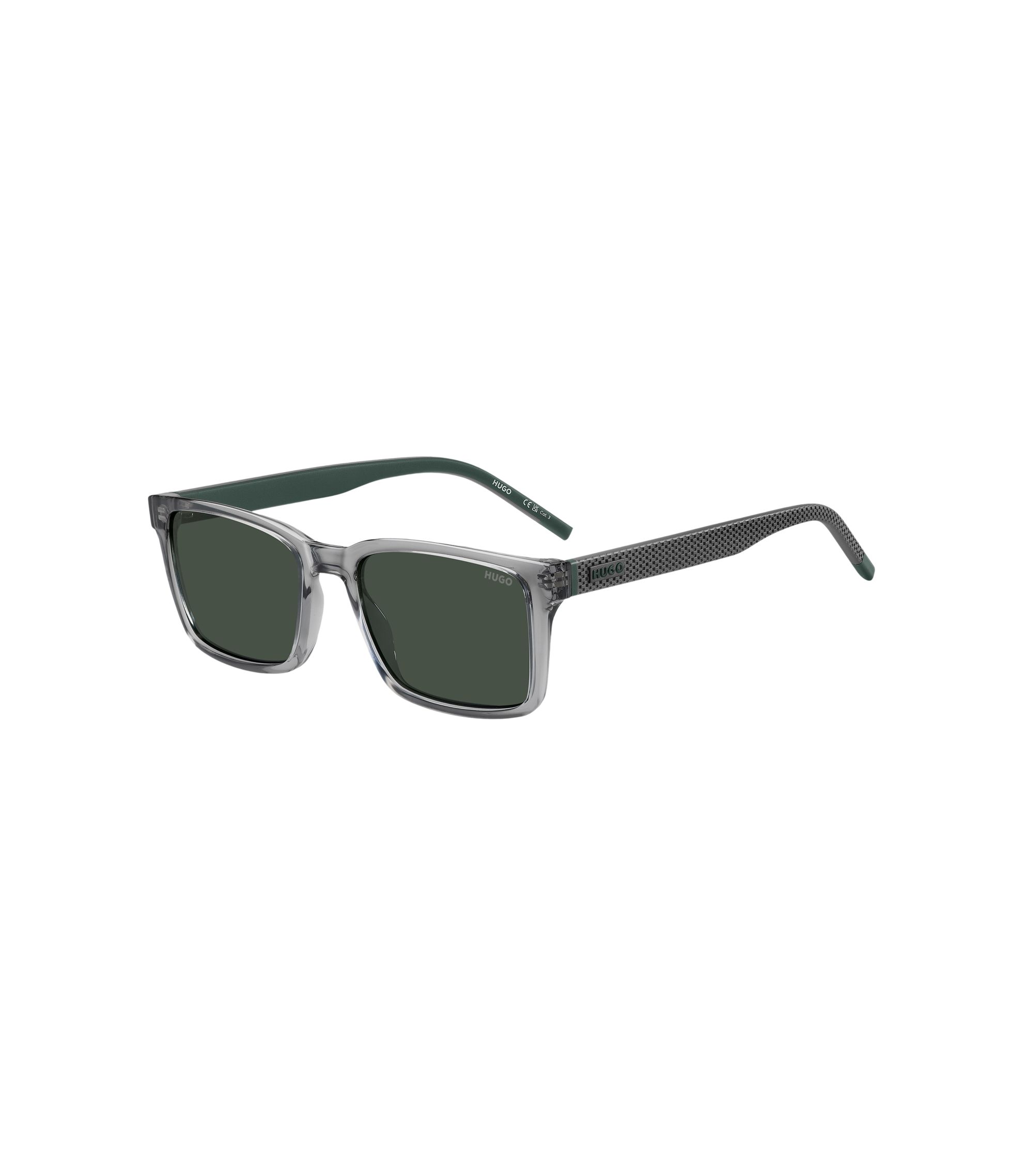 Transparent-graue Sonnenbrille mit gemusterten Bügeln