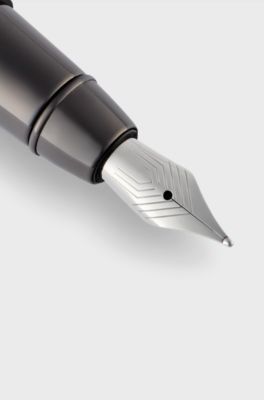 Penna stilografica placcata color canna di fucile con cappuccio in pelle strutturata, Nero