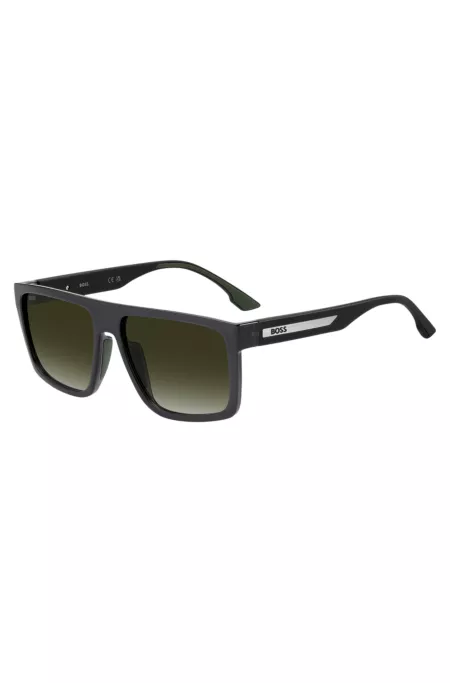 Lunettes de soleil noires mates avec incrustation argentée du logo