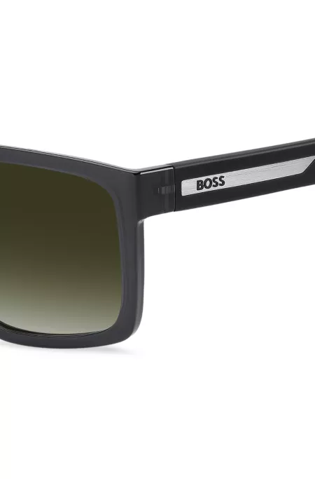 Lunettes de soleil noires mates avec incrustation argentée du logo