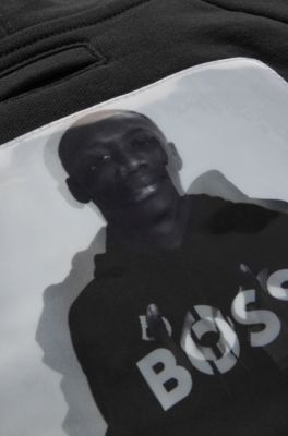 Hondenhoodie van katoen met Khaby Lame-ge&iuml;nspireerde illustratie, Zwart