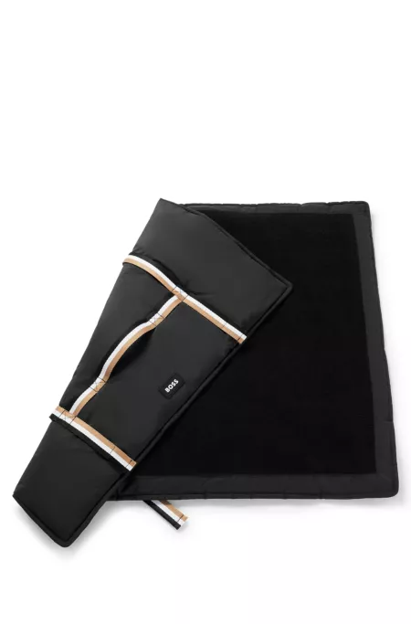 Portable dog mat with sherpa lining