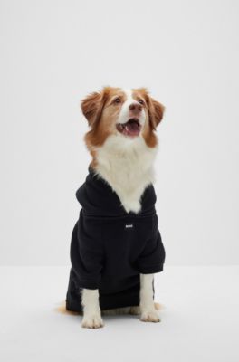 H&aelig;ttetr&oslash;je til hunde i bomuldsblanding med logo i kontrastfarve, Sort