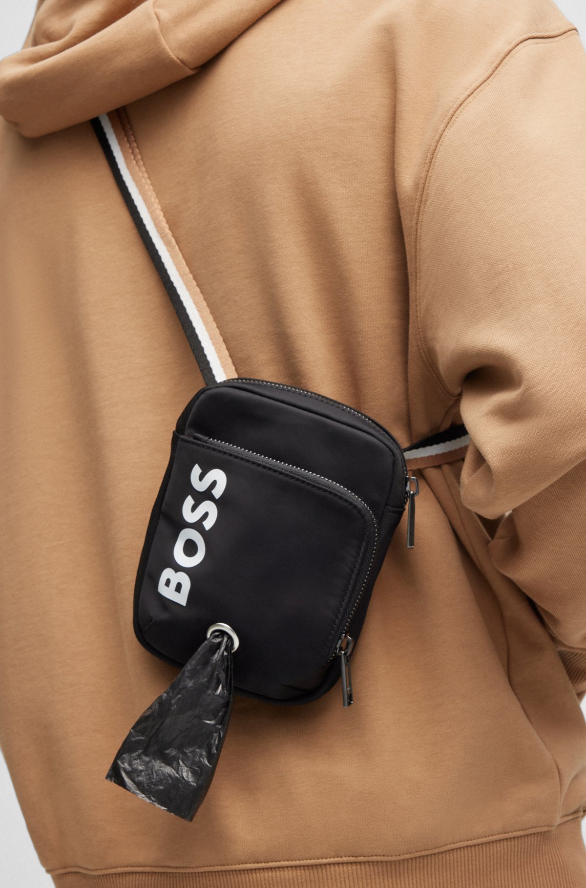 BOSS - クロスボディ ドッグウォークバッグ コントラストロゴ BOSS - クロスボディ ドッグウォークバッグ コントラストロゴ