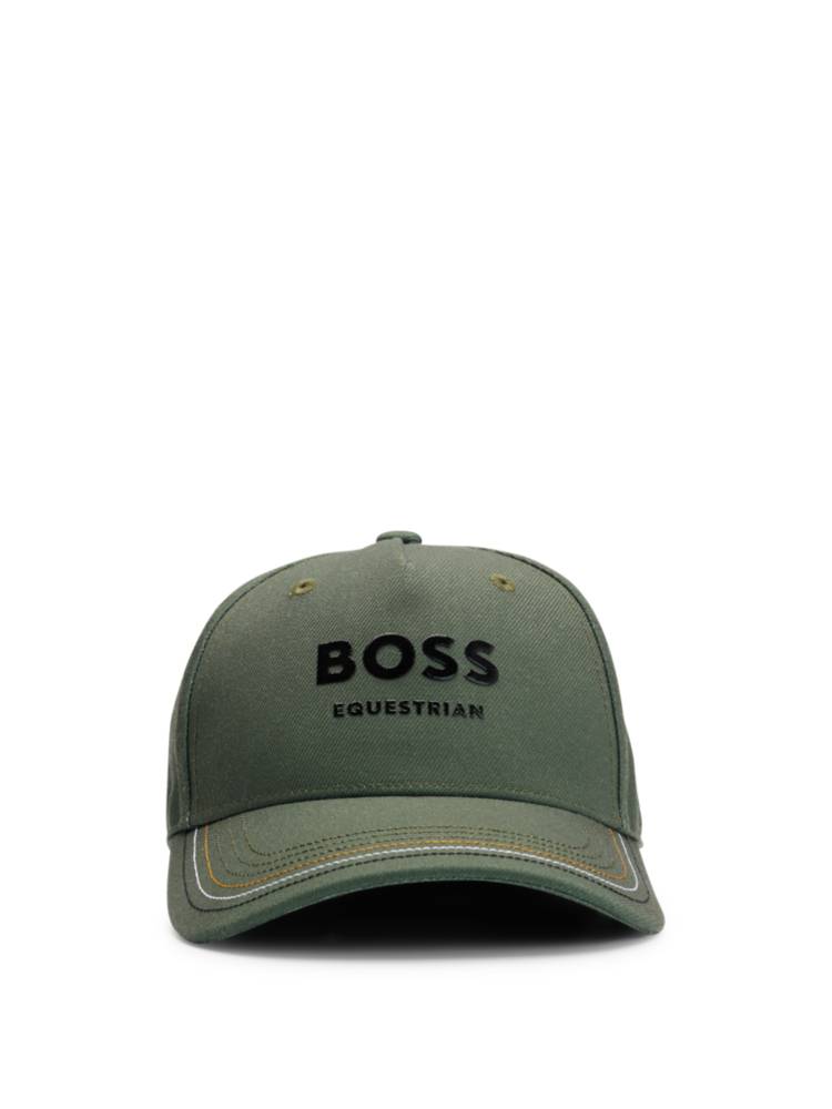 Artikel klicken und genauer betrachten! - Markante BOSS Reitsport-Cap. Das Accessoire zeigt sich mit einem speziellen Branding auf der Vorderseite und ist mit Signature-Streifen an den Nähten versehen. Ein verstellbarer Klettverschluss ergänzt das Design. | im Online Shop kaufen
