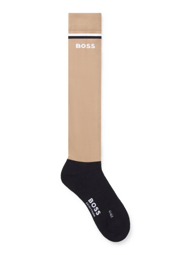 Artikel klicken und genauer betrachten! - Schmal geschnittene BOSS Reitersocken mit gestrickter Spitze. Die Socken aus einem elastischen Material-Mix mit Baumwoll-Anteil sind mit einem eingestrickten Logo und einem Signature-Streifen-Detail versehen. Ein flauschiges Innenfutter und ein rutschfester Einsatz am Mittelfuß runden den progressiven Style ab. | im Online Shop kaufen