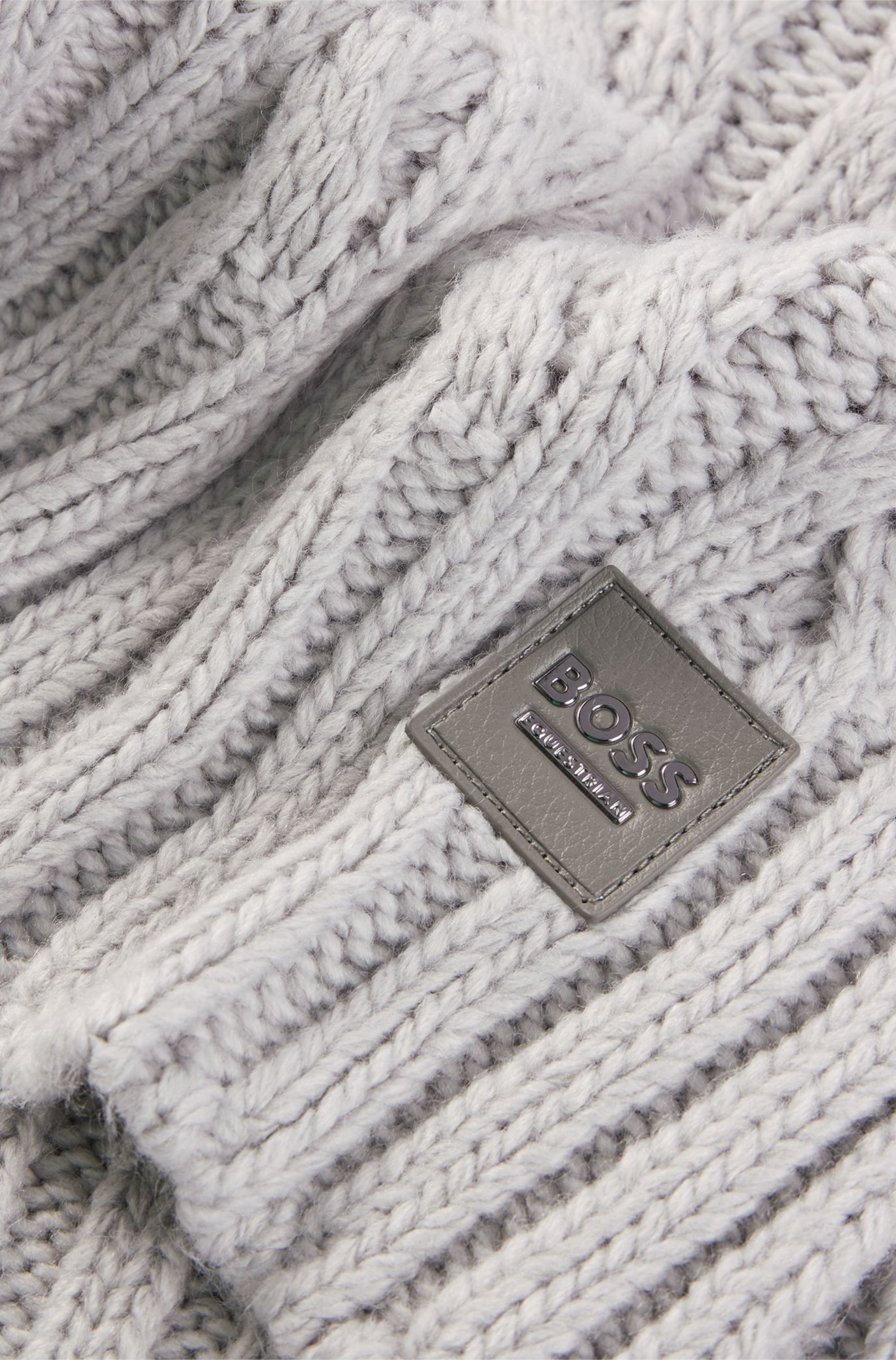新品タグ付き✨HUGO BOSS マフラー　ビッグロゴ　グレー　ウール　ナイロン BOSS - 乗馬 ケーブルニットマフラー ロゴパッチ - ライトグレー